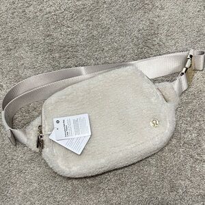 lululemon Everywhere Belt Bag Large Fleece